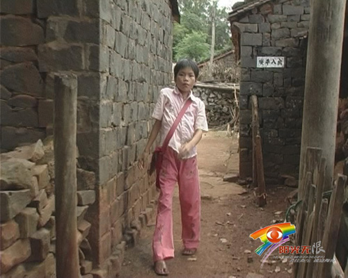 四年级妹妹的课本也成为他排解烦闷的食粮