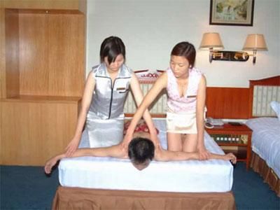 海南在线新闻中心-姿势怪异的泰式按摩[组图]