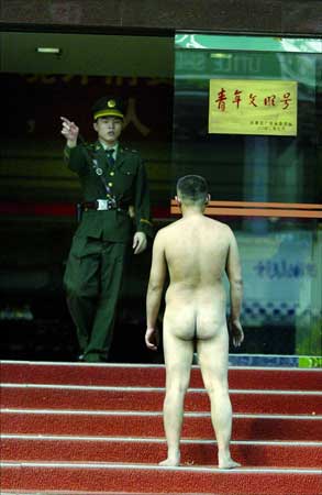 海南在线新闻中心-广州两裸男入CBD逛商场 翻