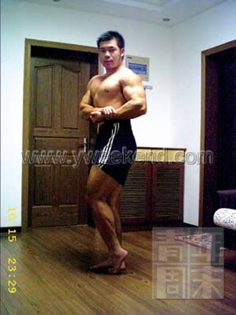 江苏一体育教师走红网络 欲与芙蓉姐姐试比胸
