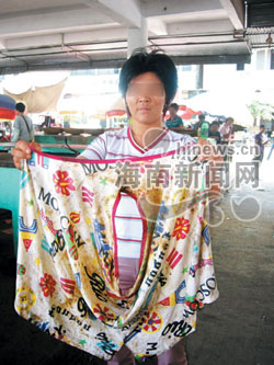 女服务员被当众扒光上衣 当街裸胸20分钟[组图]