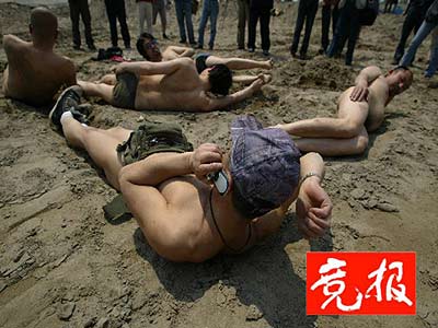 京艺术爱好者过国际裸体日 摆造型裸体<em>骑马</em>图