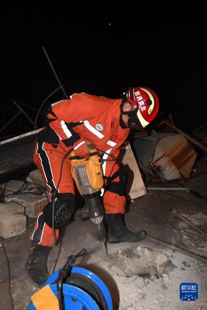 中国救援队在土耳其地震重灾区哈塔伊开展救援工作
