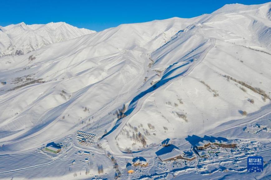 谈球吧体育在阿勒泰追寻人类滑雪最初的梦想(图1)