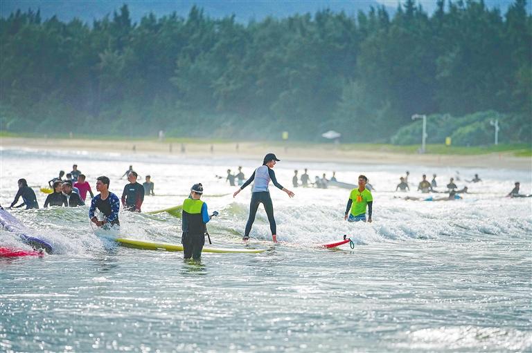 在三亚后海邂逅冲浪文化