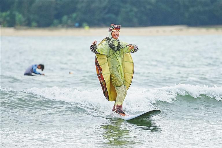 在三亚后海邂逅冲浪文化