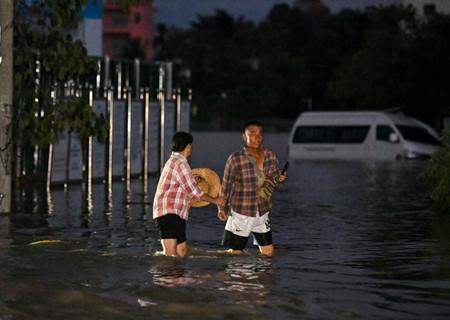 强降雨致海南三亚现内