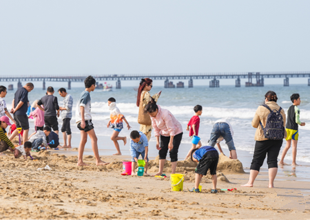 游客在海口假日海滩尽