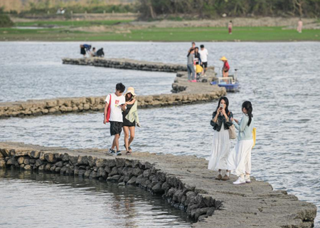 “蛇桥”浮春水 踏青