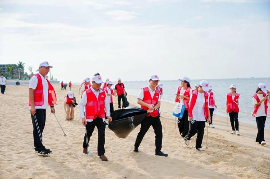 海南举办2025“文明守护蔚蓝——旅游人在行动”美滩志愿服务