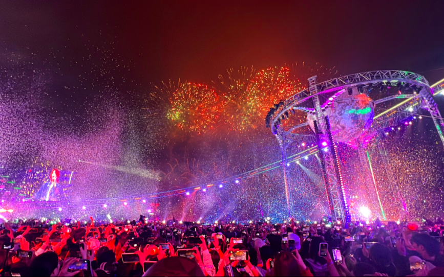 “一城双演、文体共融”火热图景在椰城绽放