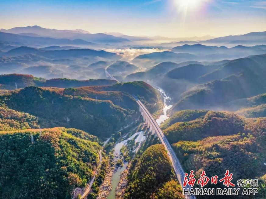 山海高速绘红卷 冬日焕彩橡胶林