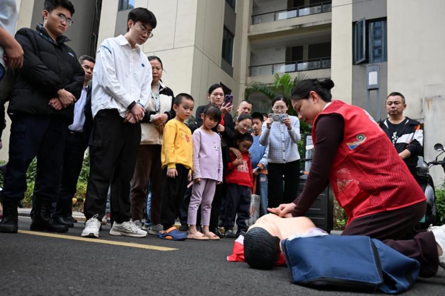 海口美兰区蓝天街道深入小区开展消防安全综合演练