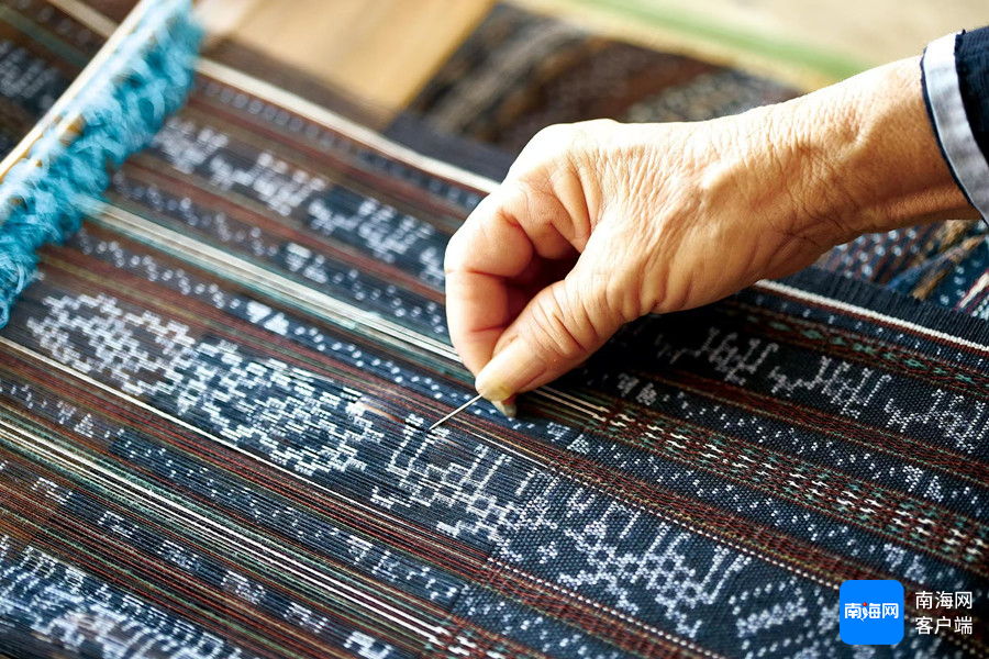 迎“三月三”，东方邀请黎锦传承人演示古法染料制作