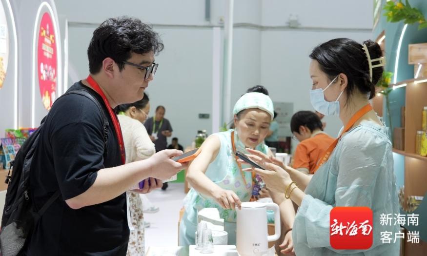 湖北非遗来凤藤茶首次亮相消博 意外走红一天售出几十份