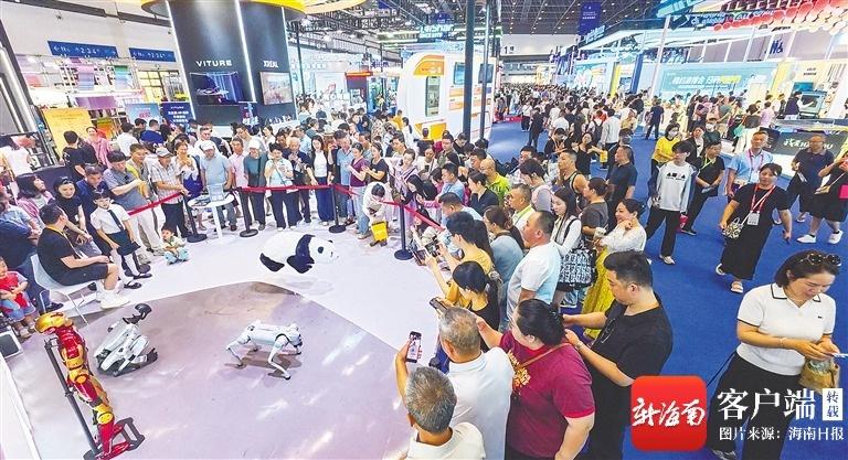 消博会社会公众开放日首日，市民逛展热情高涨