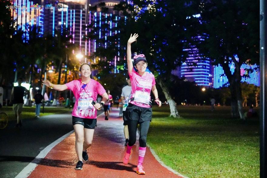 “椰城荧光·逐梦启航”海口荧光夜跑活动成功举办
