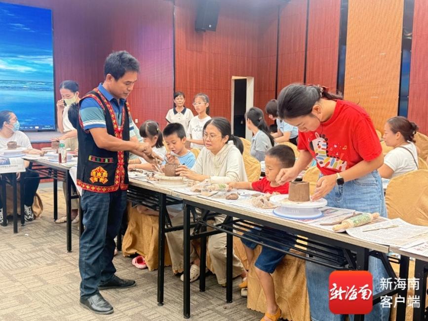 做香牌、编藤筐、煮三色饭……海南青少年沉浸式体验非遗