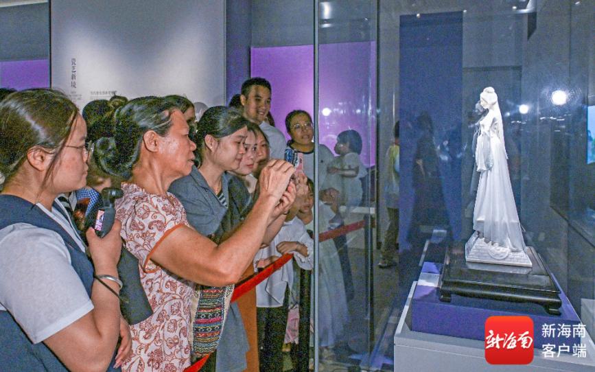 “中国白——德化瓷艺术展”省博展出“玉漱公主”成椰城顶流