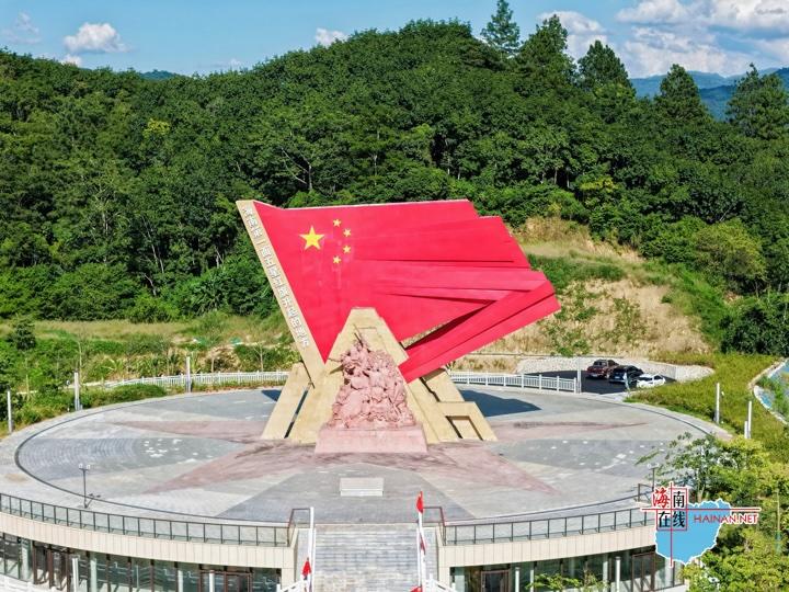 “海南第一面五星红旗升起的地方”唱响红歌燃动五指山