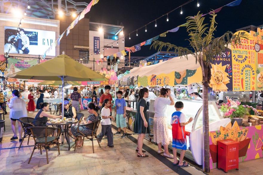 海口国庆夜经济升温 观澜湖美食自助夜市点亮夜色