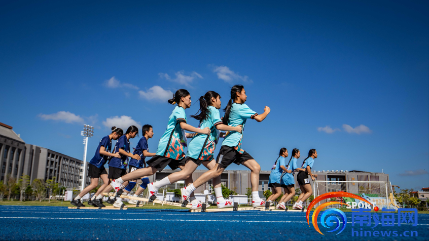 三人同板齐冲刺 琼海小将驰骋板鞋竞速赛场